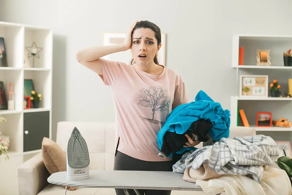 Mujer deportista asustada por mal olor de ropa